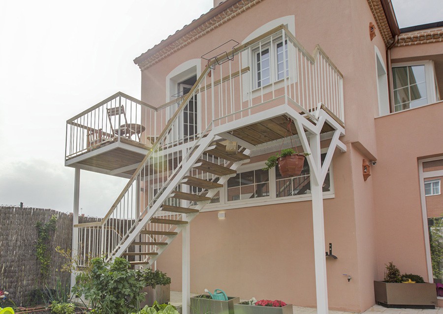 Escalera y terraza en apartamento turístico