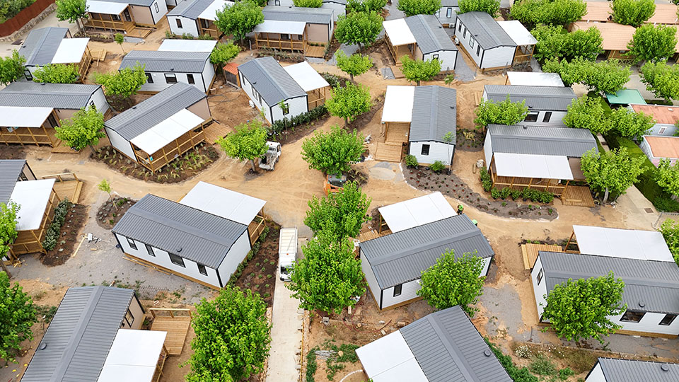 Nuevas terrazas en los bungalows Garbí del Camping Mas Patoxas: un espacio más amplio, funcional e integrado en el paisaje