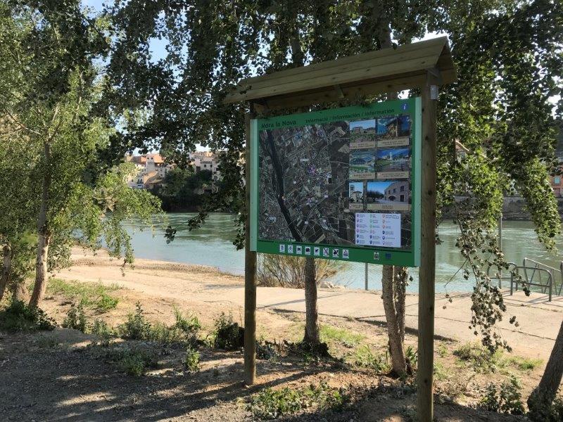 Senyalística a la façana fluvial de Mora la Nova