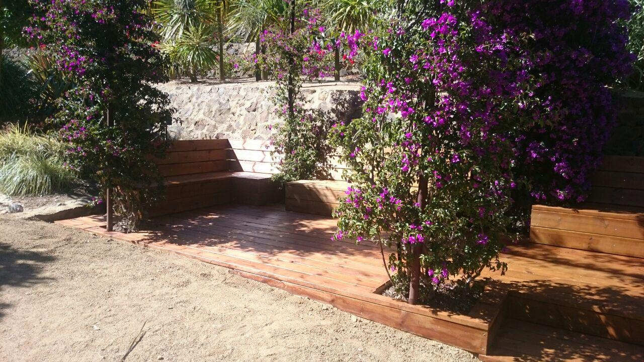 Tarima i banc zona chill out jardins de Cap Roig